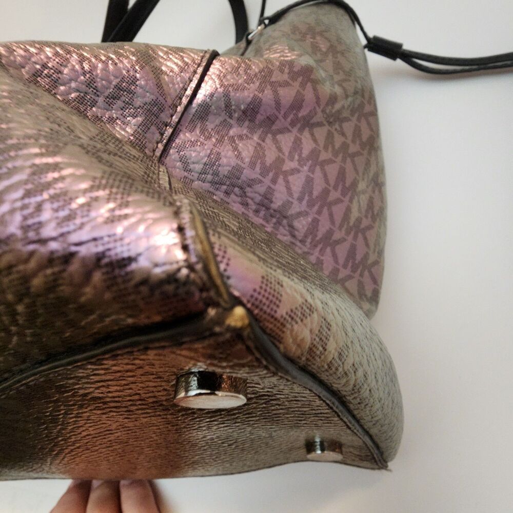 MICHAEL KORS VOYAGER TOTE HANDBAG-IRIDESCENT METALLIC HOLOGRAPHIC - Picture 15 of 16